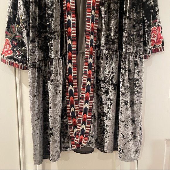Driftwood Carly Velvet Embroidered Kimono Jacket Size Medium - Picture 3 of 16
